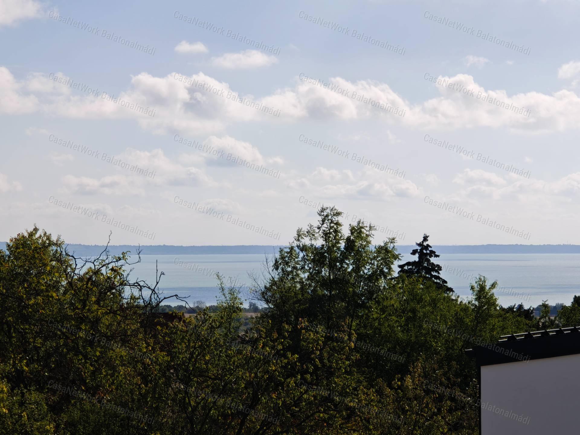 Balatoni panorámás újépítésű lakás eladó Balatonalmádiban