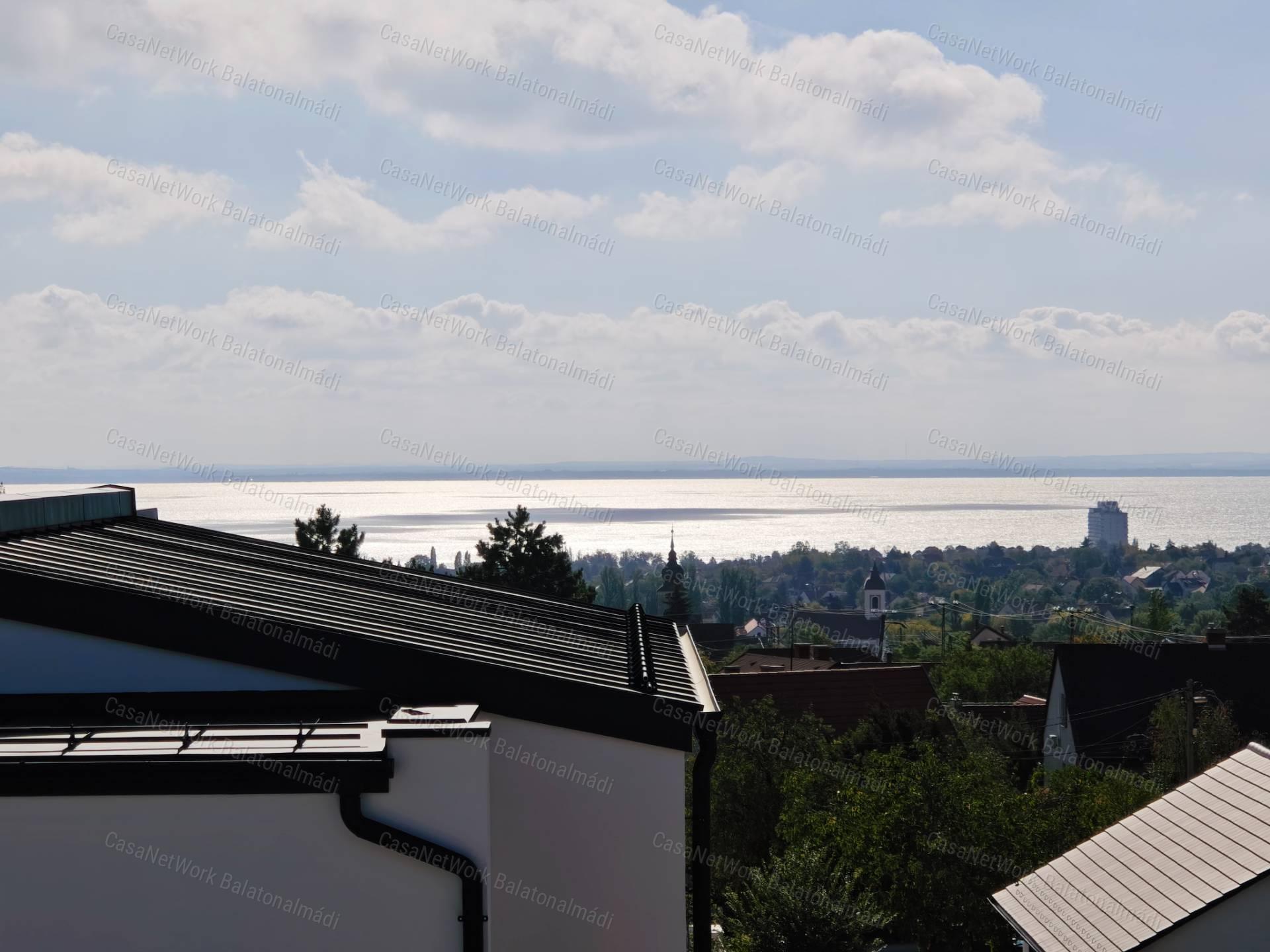 Balatoni panorámás újépítésű lakás eladó Balatonalmádiban