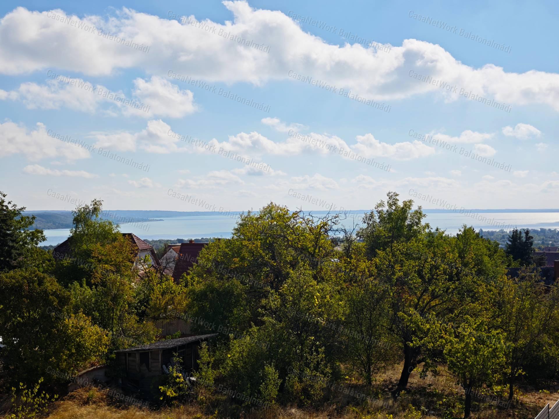 Balatoni panorámás újépítésű lakás eladó Balatonalmádiban