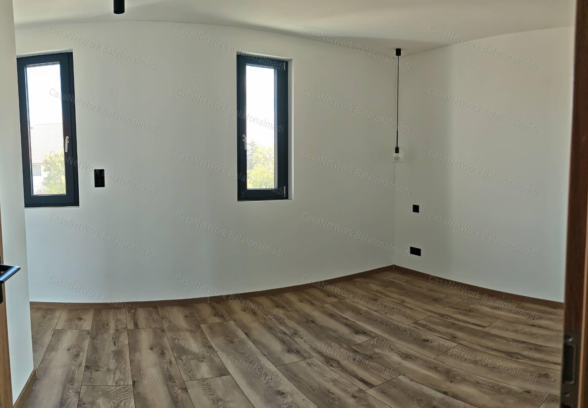 Balatoni panorámás újépítésű lakás eladó Balatonalmádiban