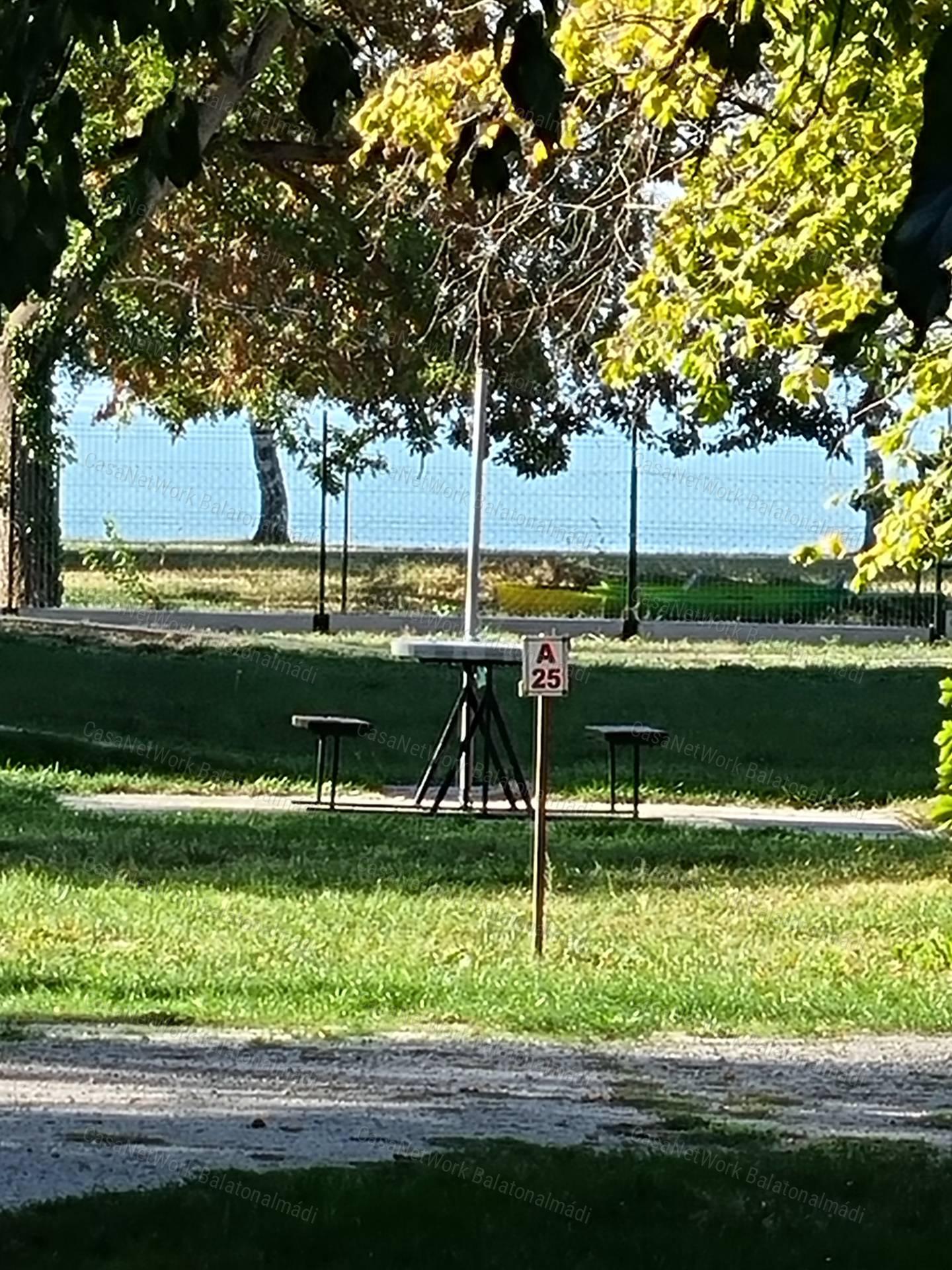 Strandközeli, felújított, összközműves nyaraló eladó Balatonakarattyán!