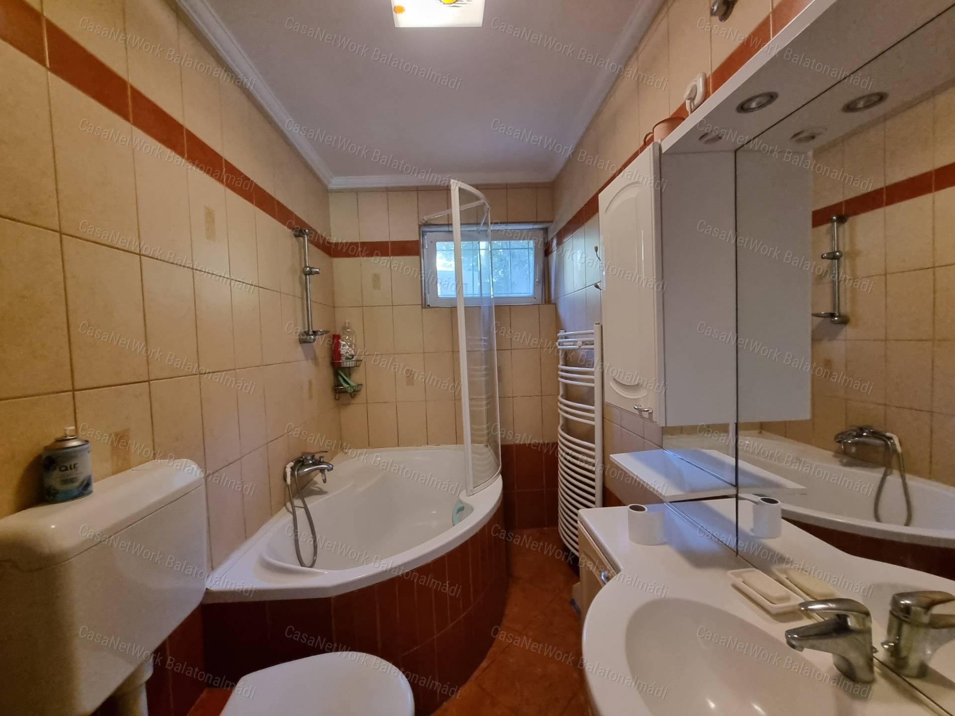 Strandközeli, felújított, összközműves nyaraló eladó Balatonakarattyán!