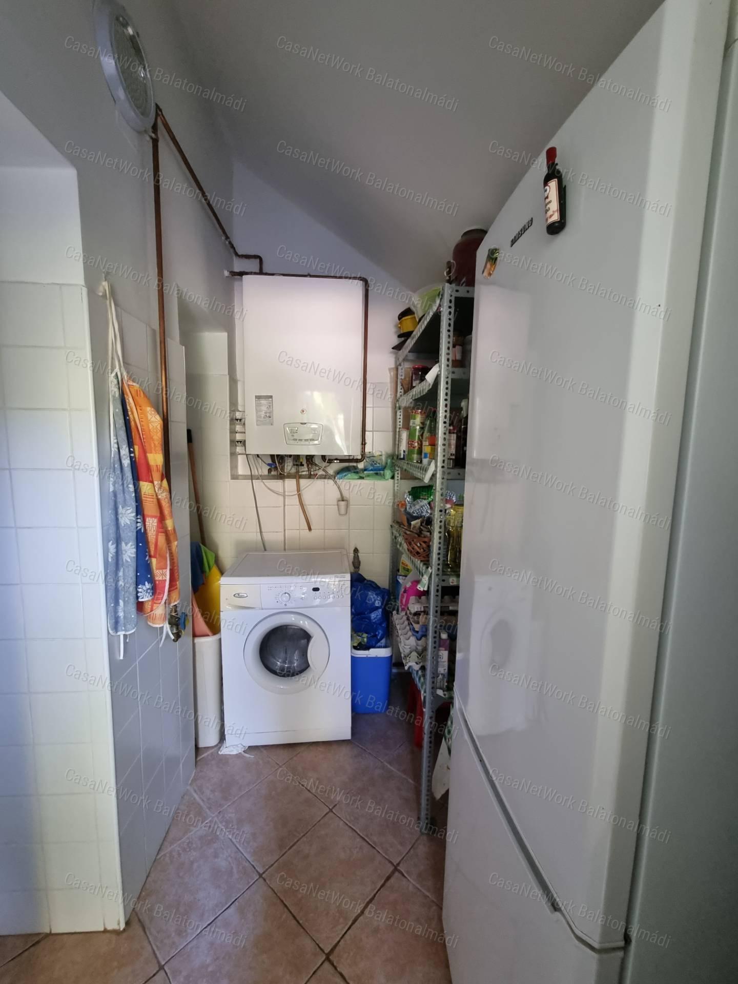 Strandközeli, felújított, összközműves nyaraló eladó Balatonakarattyán!