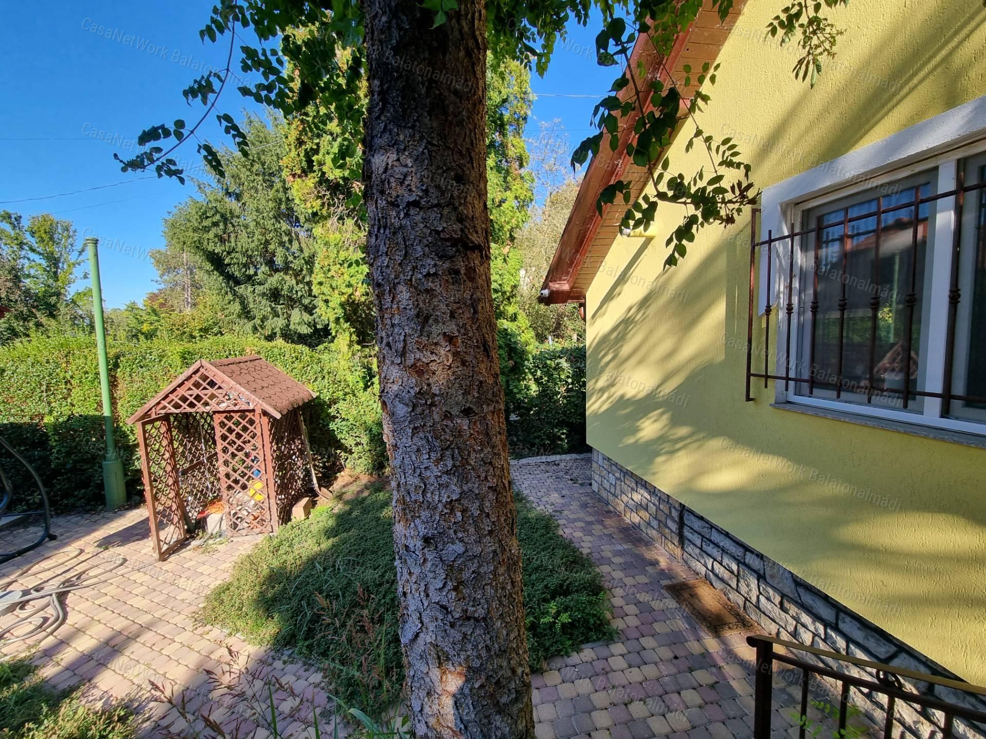 Strandközeli, felújított, összközműves nyaraló eladó Balatonakarattyán!