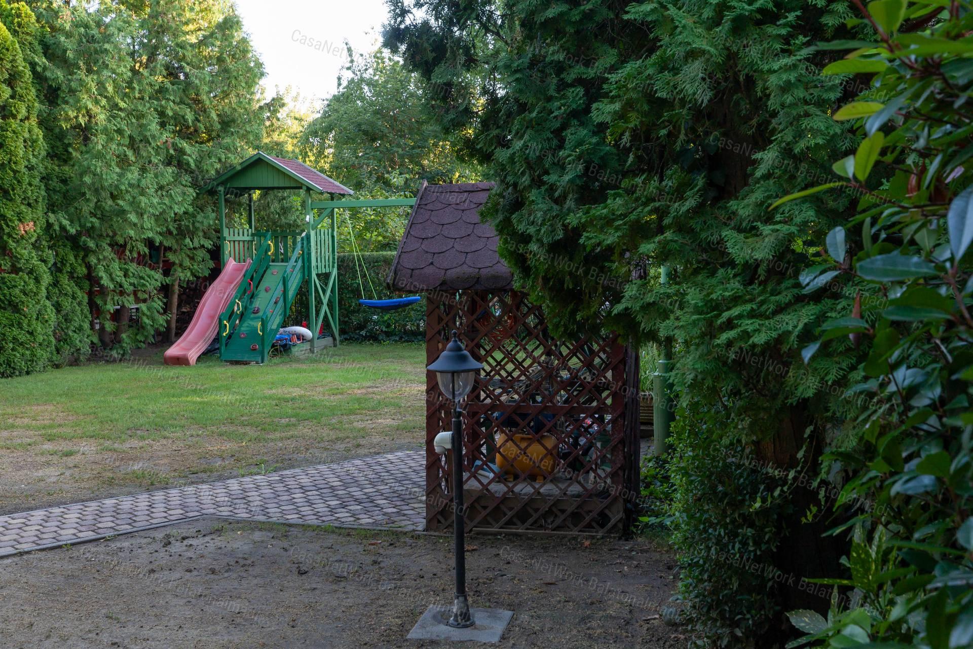 Strandközeli, felújított, összközműves nyaraló eladó Balatonakarattyán!