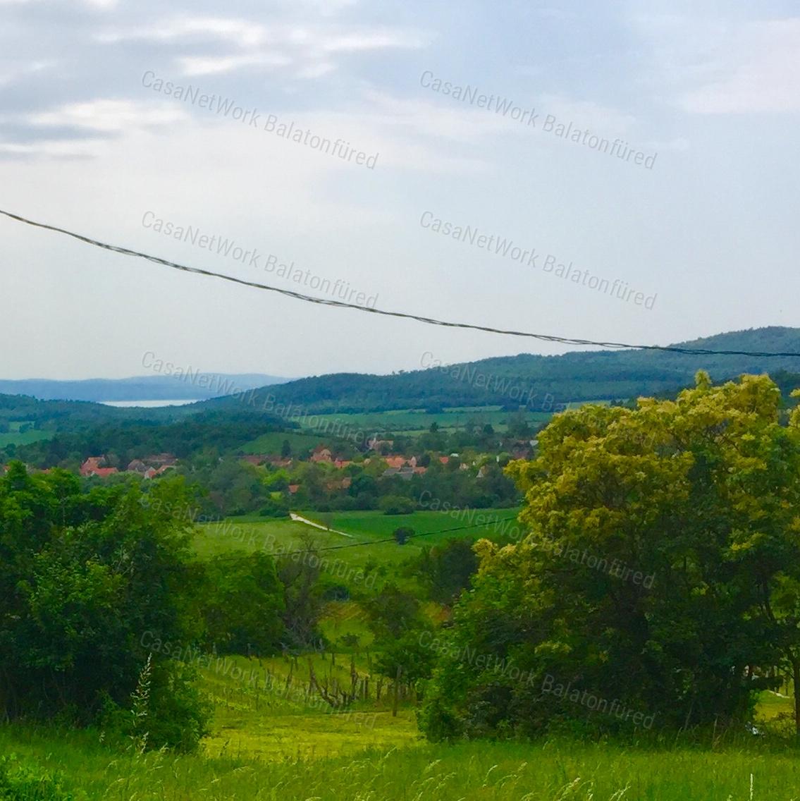Részpanorámás Pince-présház