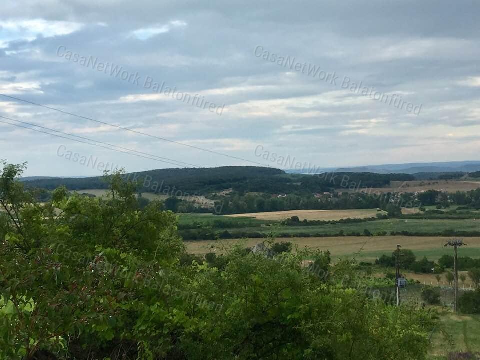 Részpanorámás Pince-présház