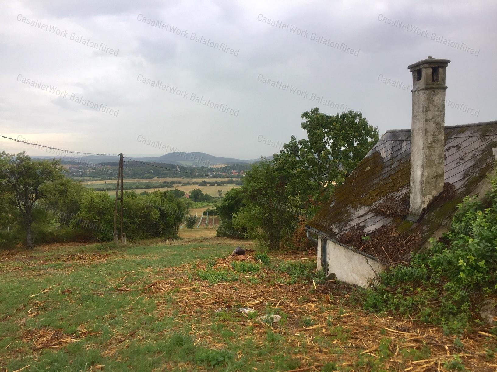 Részpanorámás Pince-présház