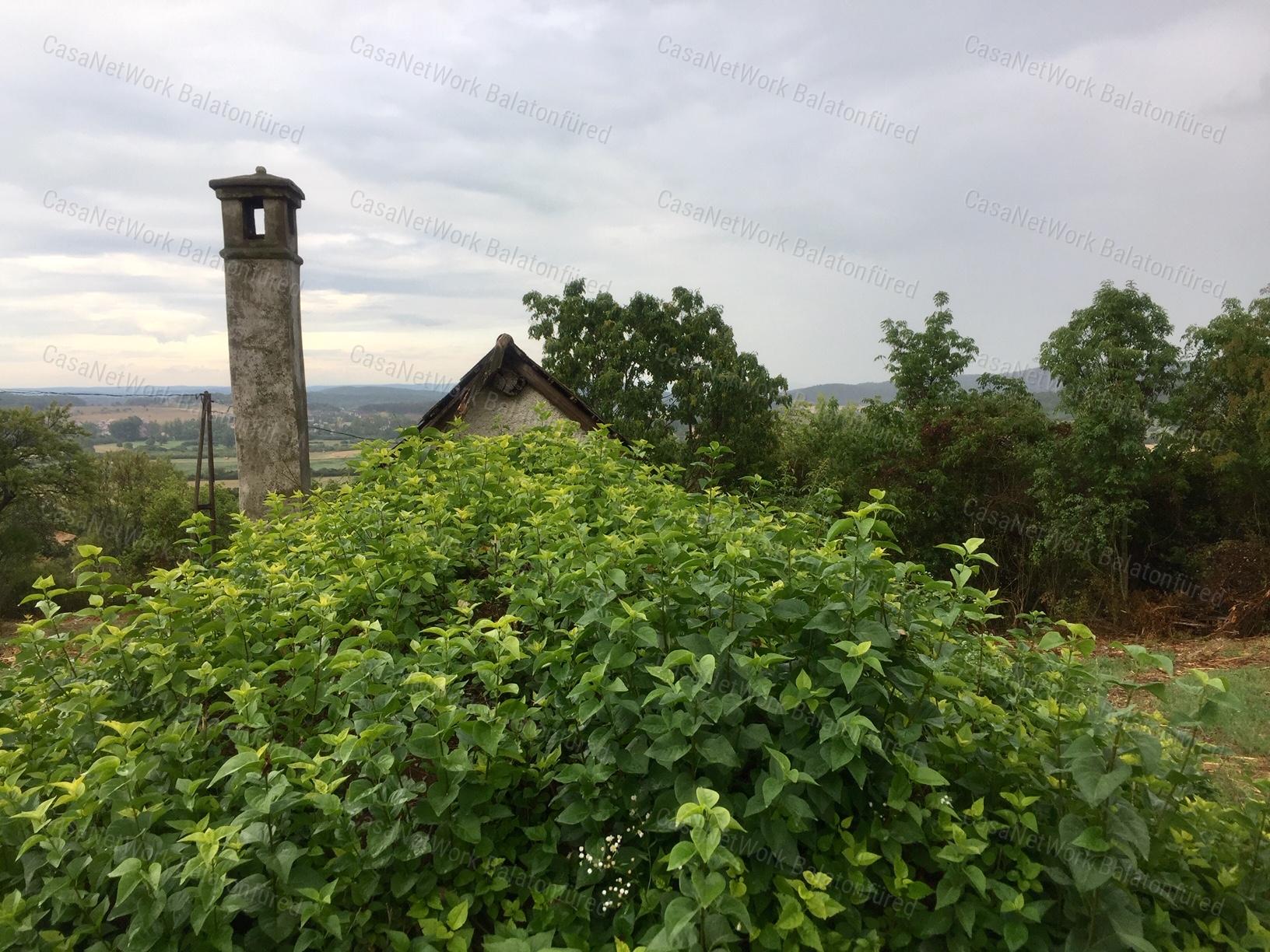 Részpanorámás Pince-présház