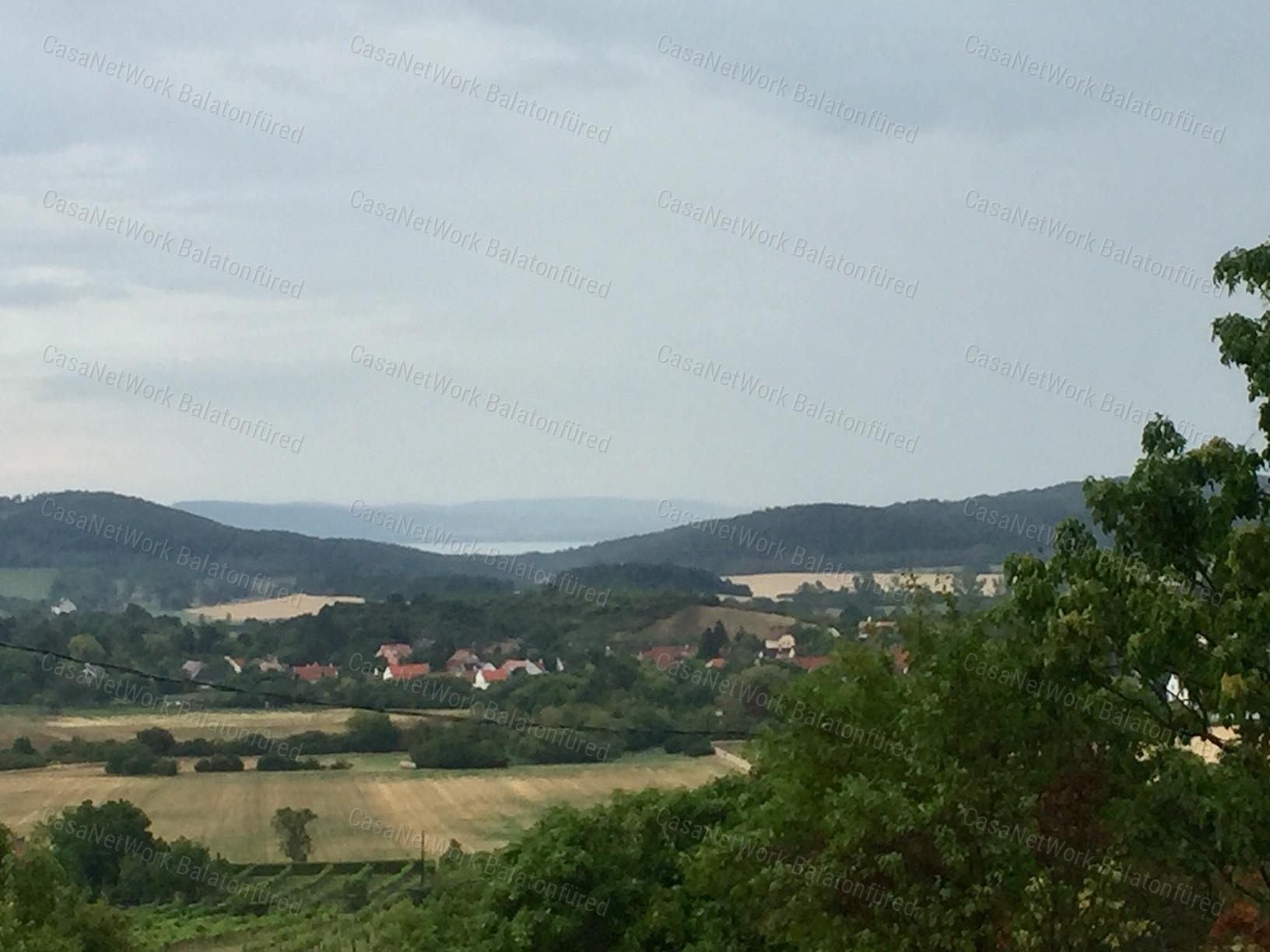 Részpanorámás Pince-présház