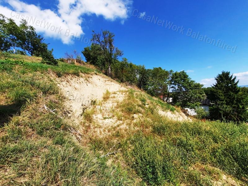 PANORÁMÁS, ÉPÍTHETŐ - eladó LAKÓÖVEZETI TELEK ÁBRAHÁMHEGYEN
