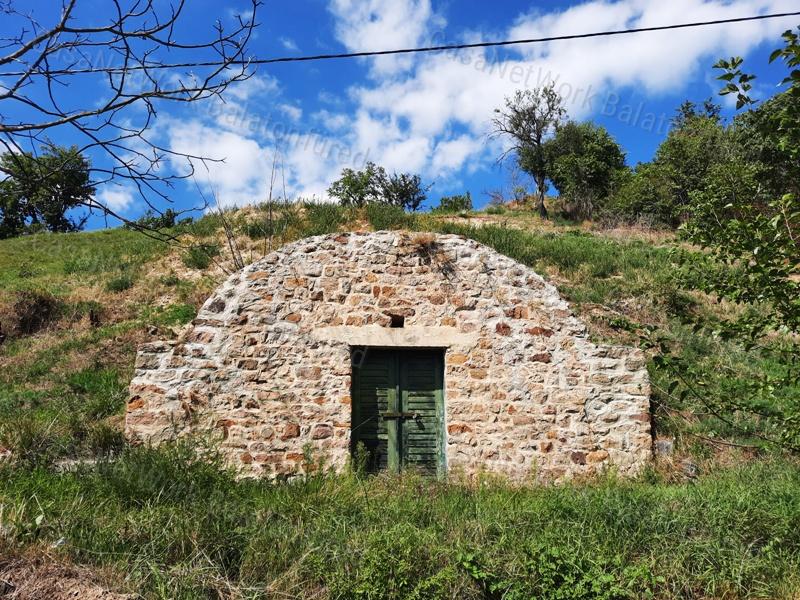 PANORÁMÁS, ÉPÍTHETŐ - eladó LAKÓÖVEZETI TELEK ÁBRAHÁMHEGYEN