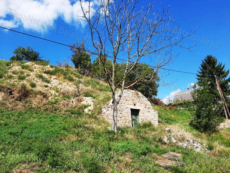 PANORÁMÁS, ÉPÍTHETŐ - eladó LAKÓÖVEZETI TELEK ÁBRAHÁMHEGYEN