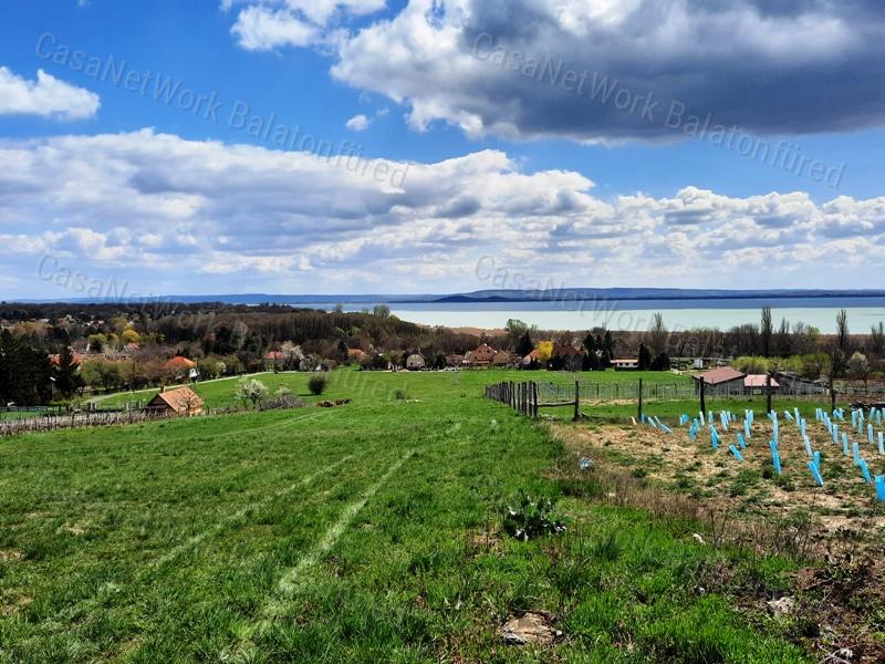 ÖRÖKPANORÁMA kedvelőinek - eladó ZÁRTKERT BALATONRENDESEN