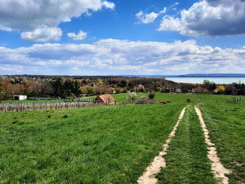 ÖRÖKPANORÁMA kedvelőinek - eladó ZÁRTKERT BALATONRENDESEN