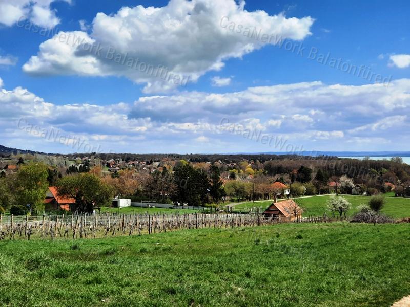 ÖRÖKPANORÁMA kedvelőinek - eladó ZÁRTKERT BALATONRENDESEN