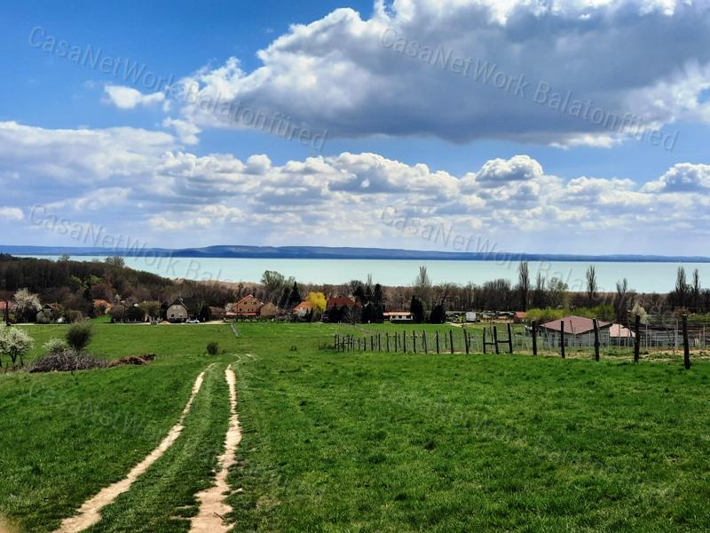 ÖRÖKPANORÁMA kedvelőinek - eladó ZÁRTKERT BALATONRENDESEN