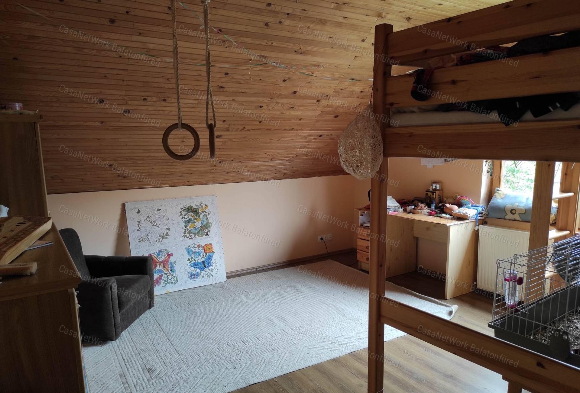 Ház a patak partján
