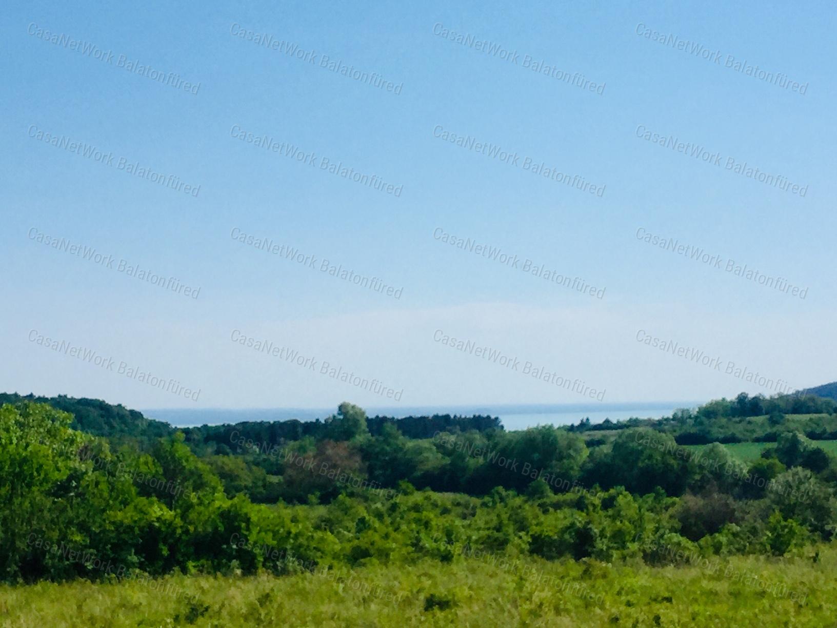 Balaton és az azt körülvevő hegyvonulat szépségében