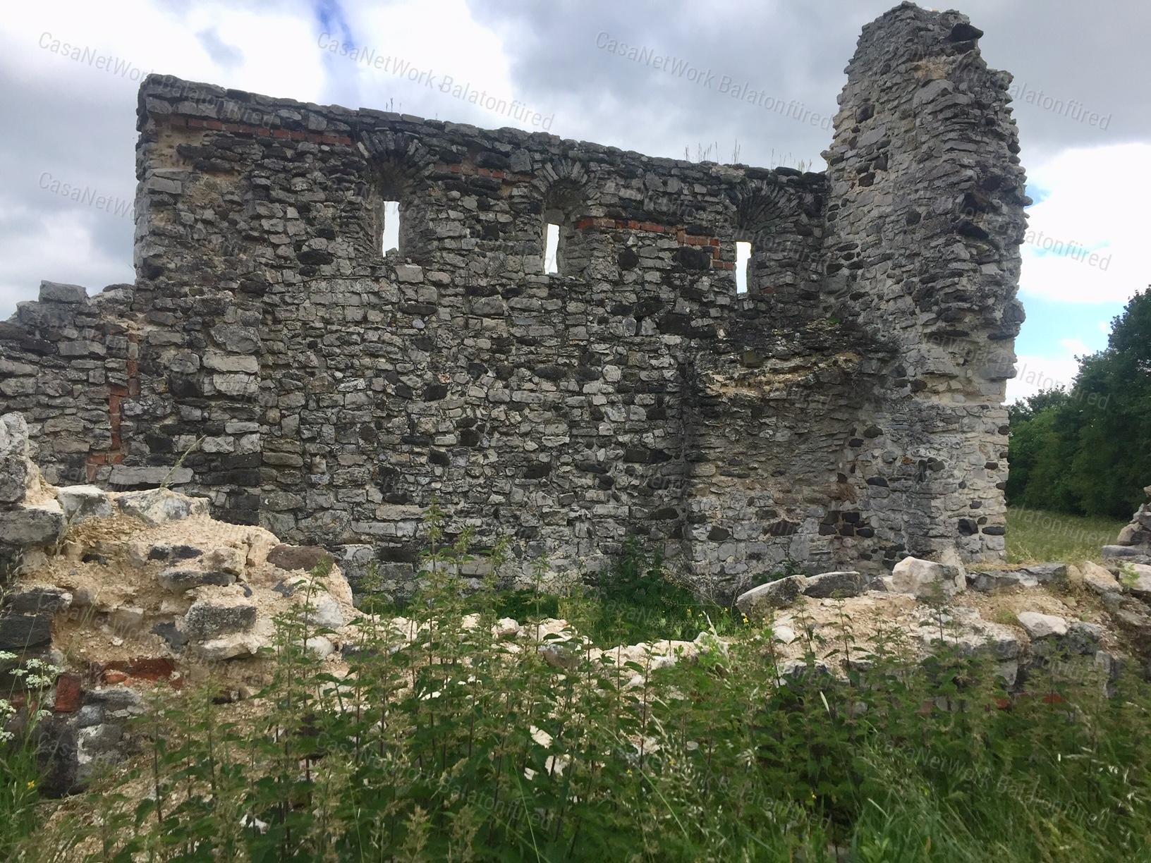 Balaton és az azt körülvevő hegyvonulat szépségében