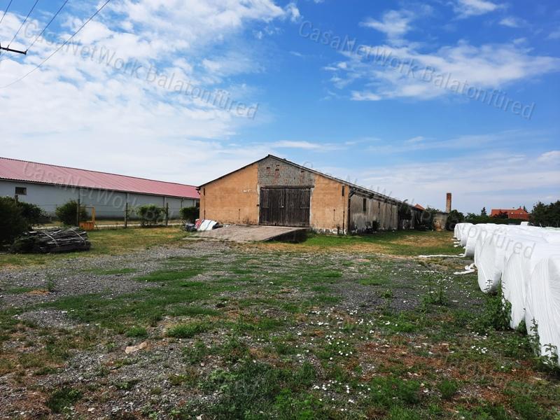VÁLLALKOZÓK , BEFEKTETŐK - eladó RAKTÁRÉPÜLET MENCSHELYEN