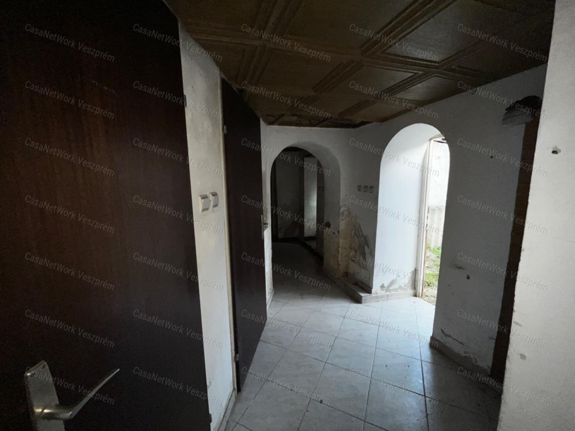 Eladó felújítandó CSALÁDI  HÁZ NEMESGULÁCS!