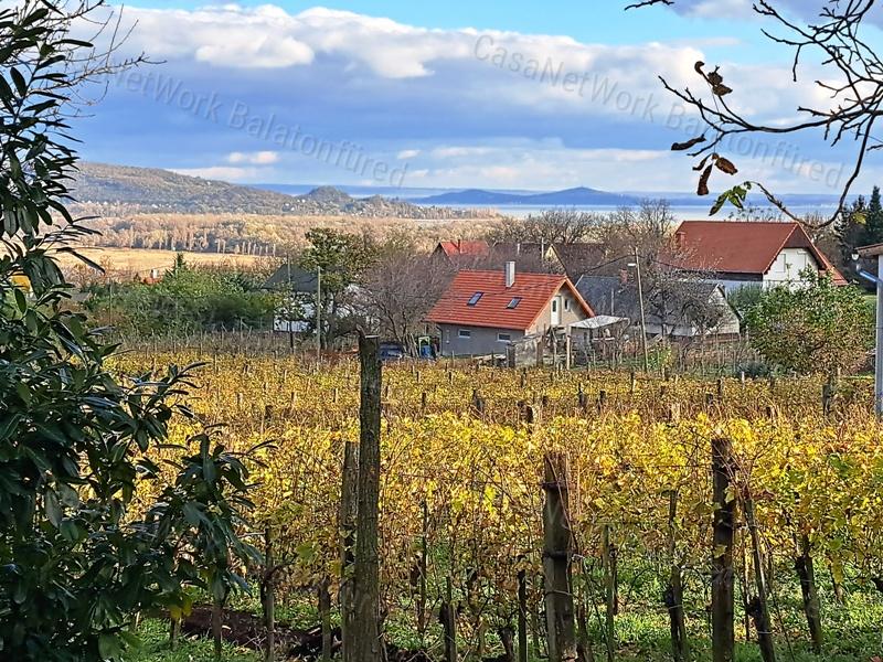 Panorámás , település közeli-eladó ZÁRTKERT BALATONEDERICSEN