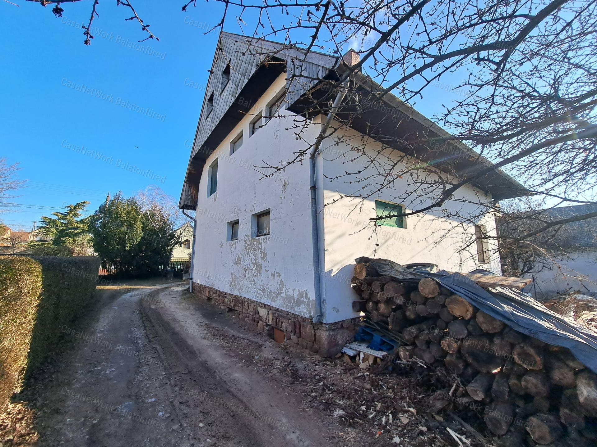 Központi helyen - eladó CSALÁDI HÁZ RÉVFÜLÖPÖN