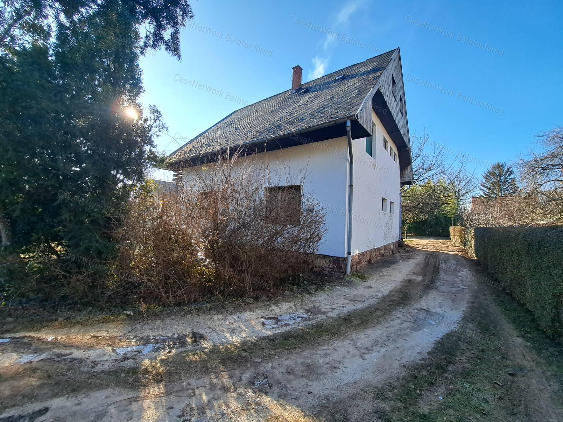Központi helyen - eladó CSALÁDI HÁZ RÉVFÜLÖPÖN