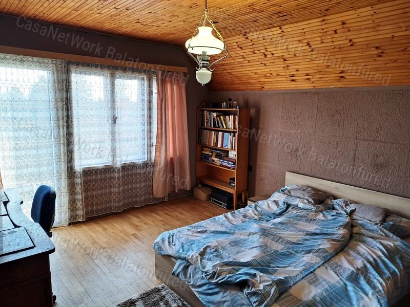 Központi helyen - eladó CSALÁDI HÁZ RÉVFÜLÖPÖN