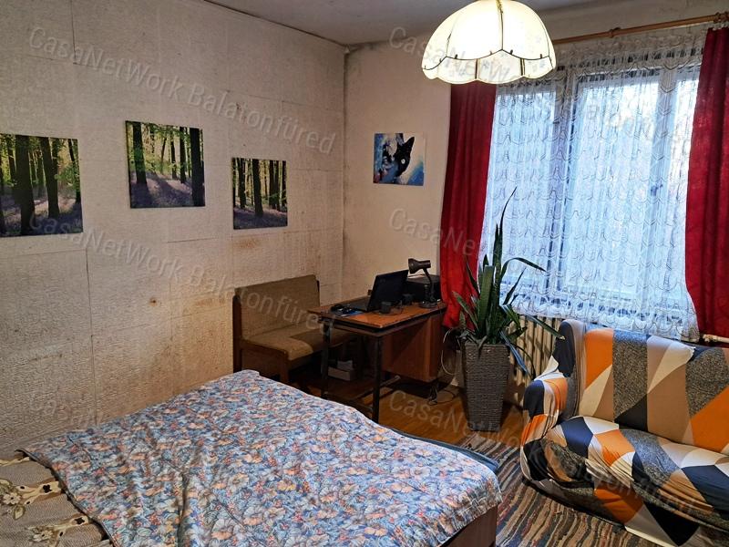 Központi helyen - eladó CSALÁDI HÁZ RÉVFÜLÖPÖN