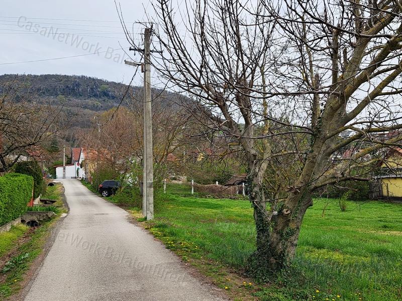 Tájpanorámás, építhető - eladó ÉPÍTÉSI TELEK BADACSONYTÖRDEMICEN