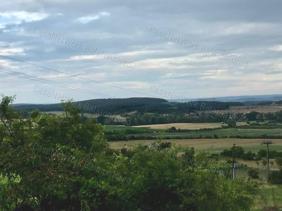 Elvehetetlen kilátás nyílik a Pécselyi-medencére és a Balatonra