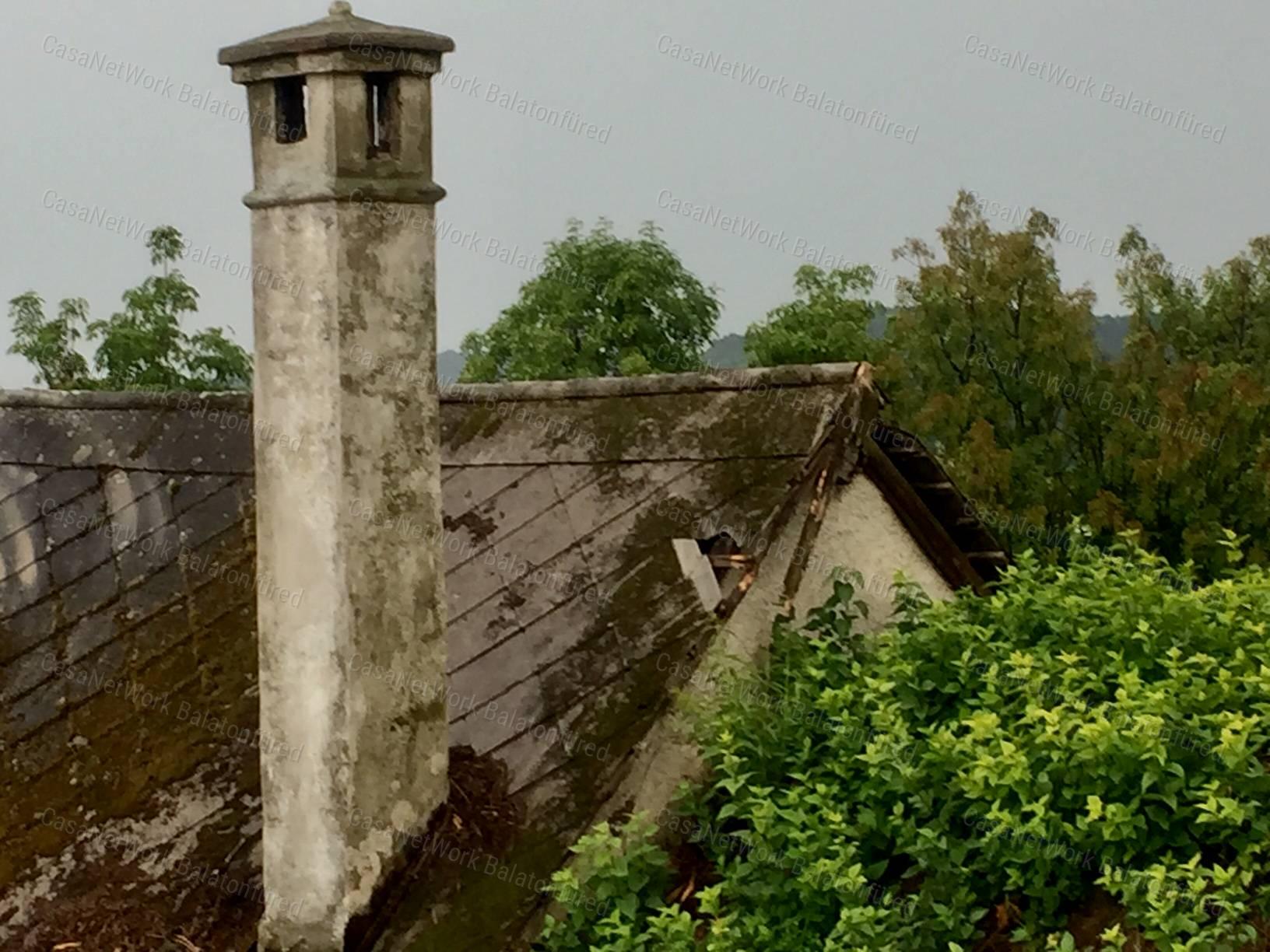 Elvehetetlen kilátás nyílik a Pécselyi-medencére és a Balatonra
