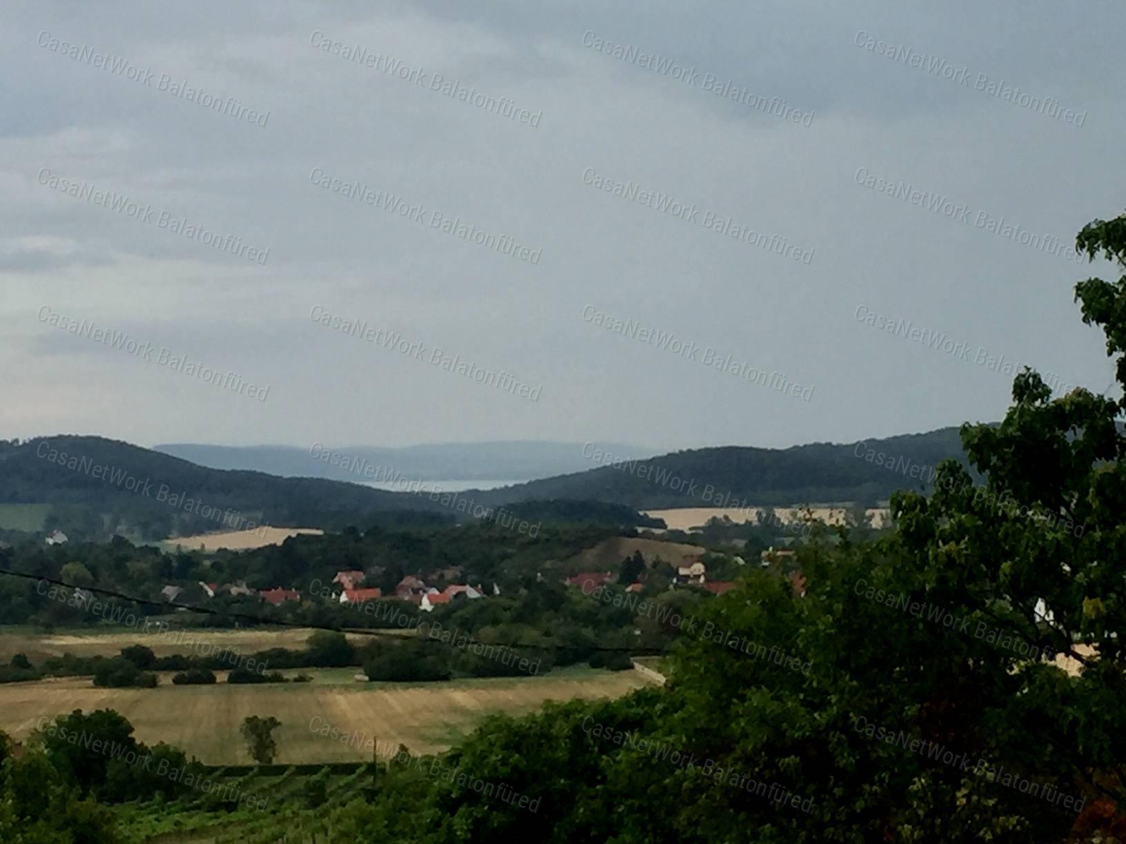 Elvehetetlen kilátás nyílik a Pécselyi-medencére és a Balatonra