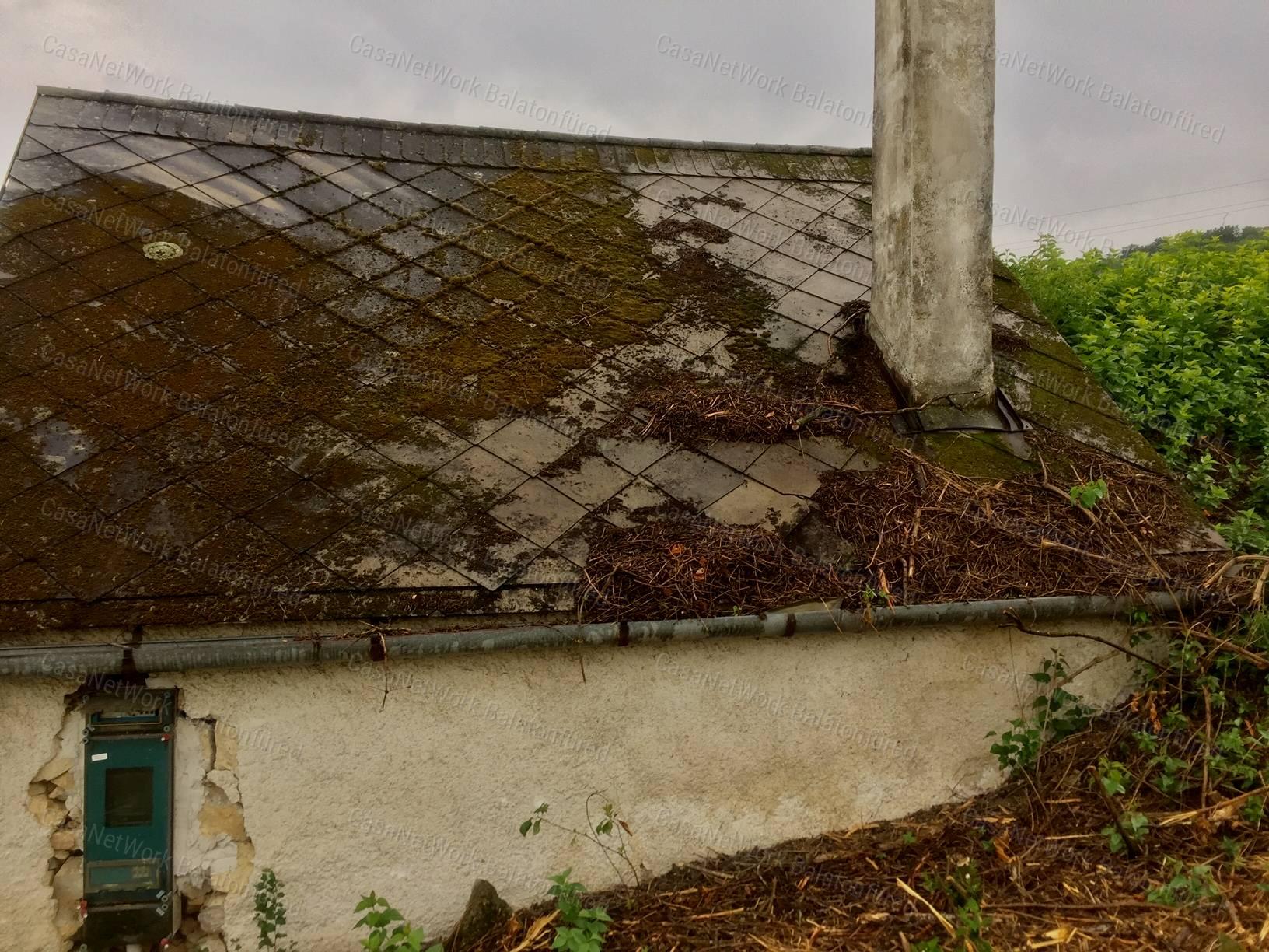 Elvehetetlen kilátás nyílik a Pécselyi-medencére és a Balatonra