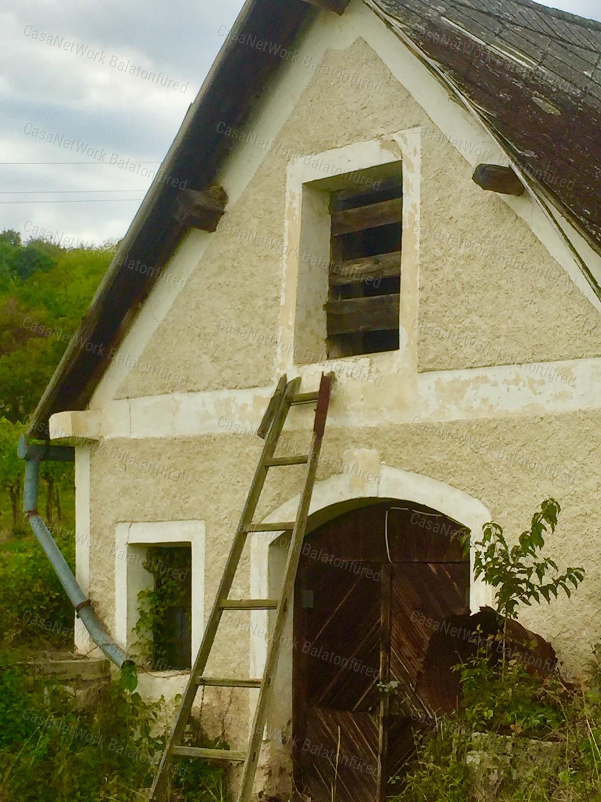 Elvehetetlen kilátás nyílik a Pécselyi-medencére és a Balatonra