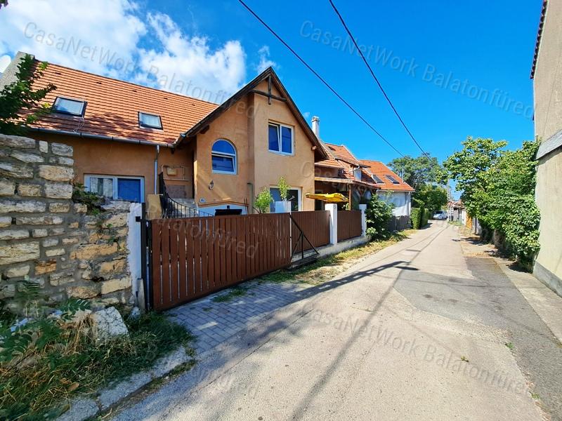 Két különálló lakással -eladó CSALÁDI HÁZ BALATONFÜREDEN