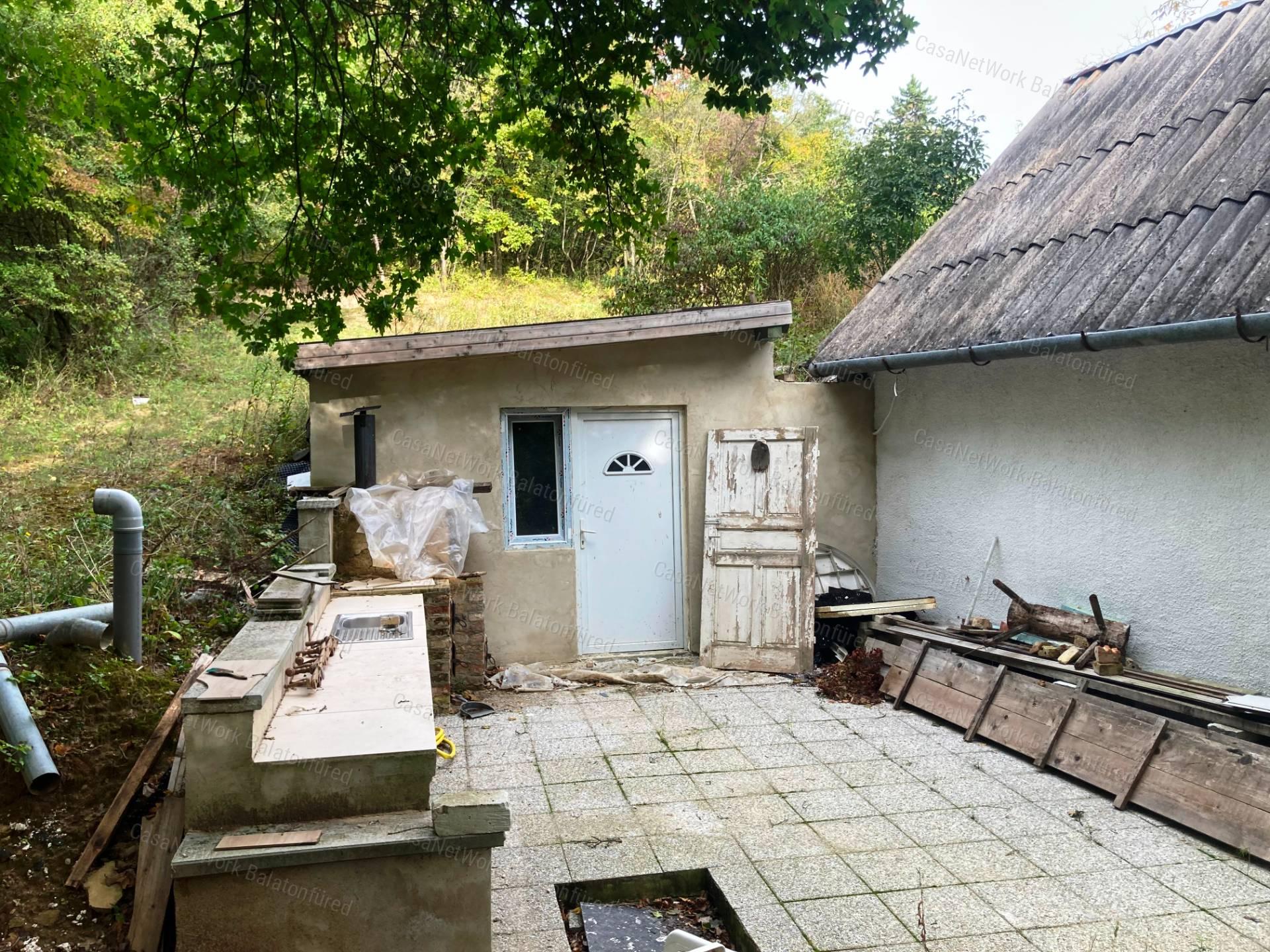Csendes, természetközeli -eladó GAZDASÁGI ÉPÜLET PÉCSELYEN