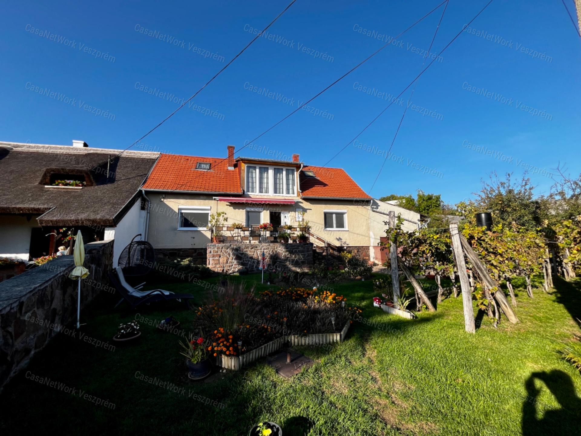 Örök panorámás - eladó CSALÁDI HÁZ BALATONSZEPEZDEN