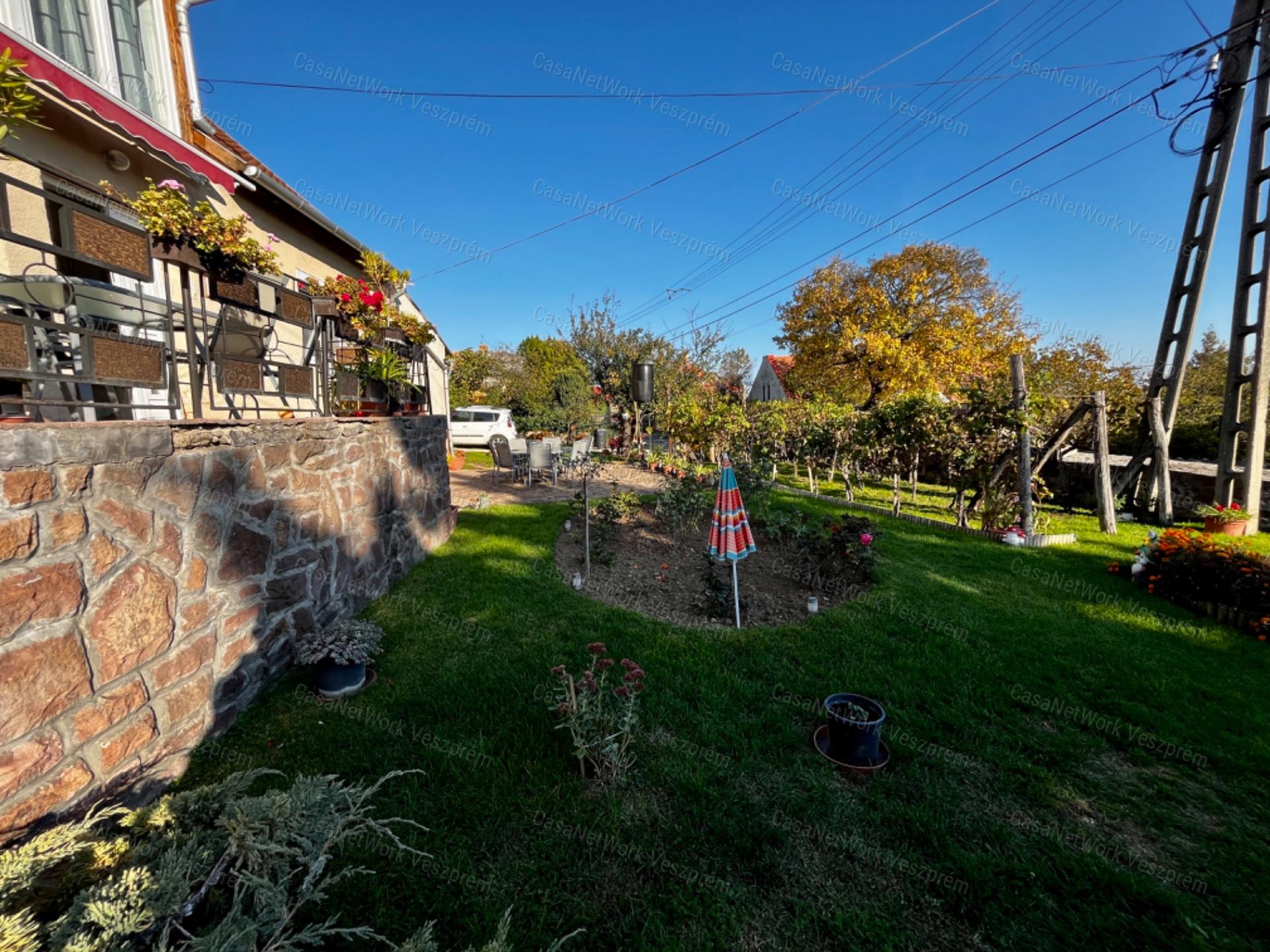 Örök panorámás - eladó CSALÁDI HÁZ BALATONSZEPEZDEN