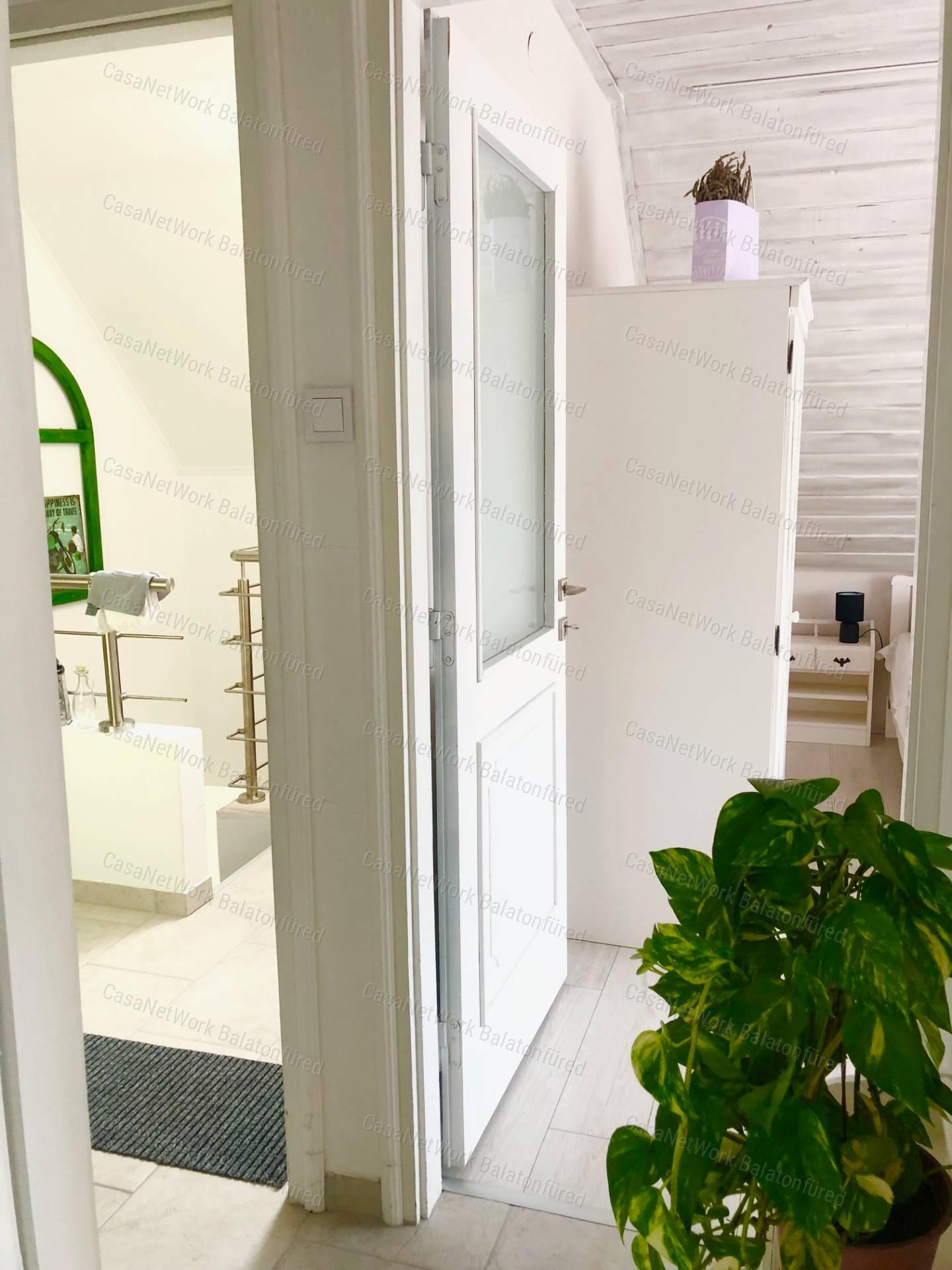 Balatoni Rész Panorámás patak parti Családi ház