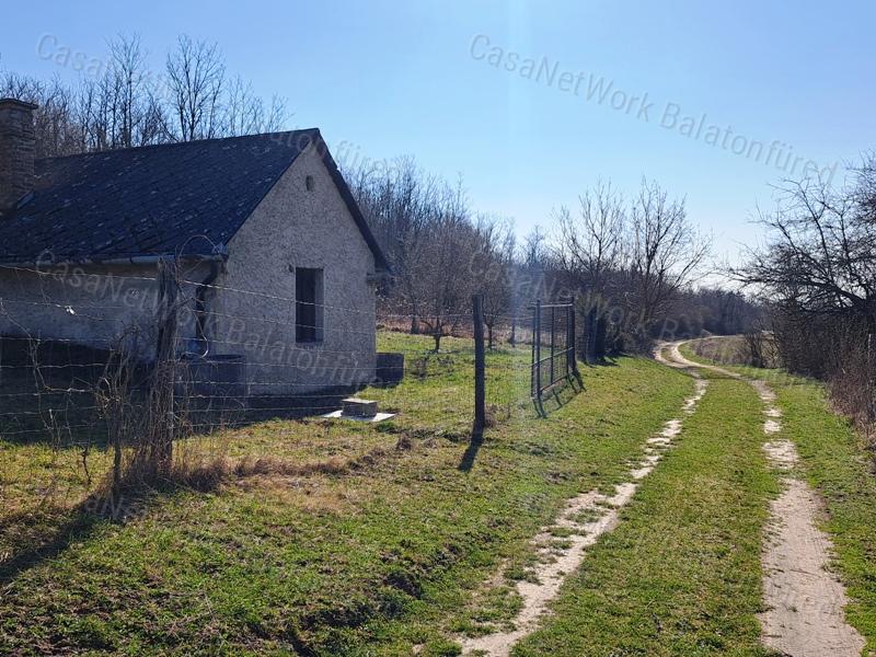 Természet közeli lehetőség -eladó GAZDASÁGI ÉPÜLET BALATONCSICSÓN