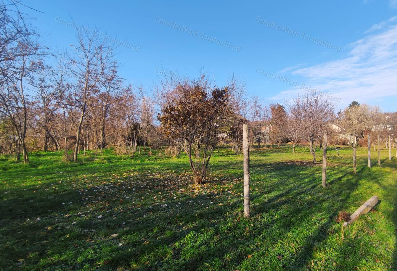 Gyönyörű kilátással balatonalmádi lakóövezeti telek