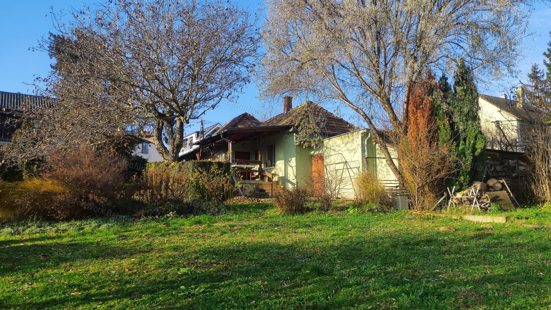 Gyönyörű kilátással balatonalmádi lakóövezeti telek