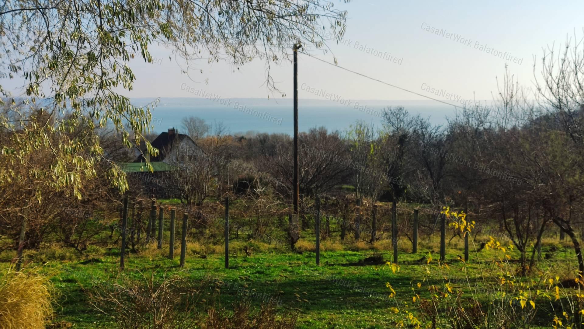 Gyönyörű kilátással balatonalmádi lakóövezeti telek