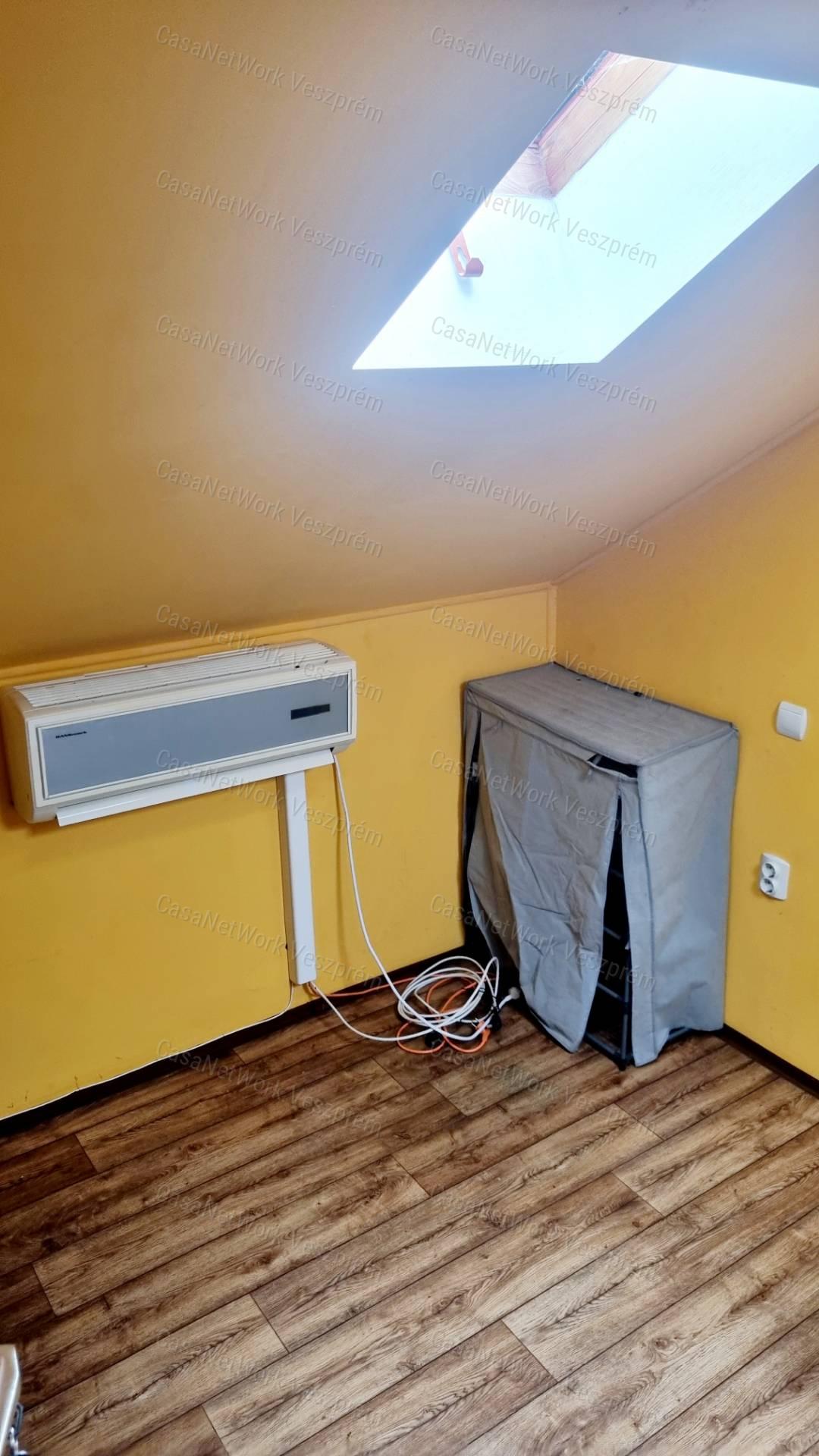 ELADÓ ÜZLETHELYISÉG ALSÓÖRSÖN!