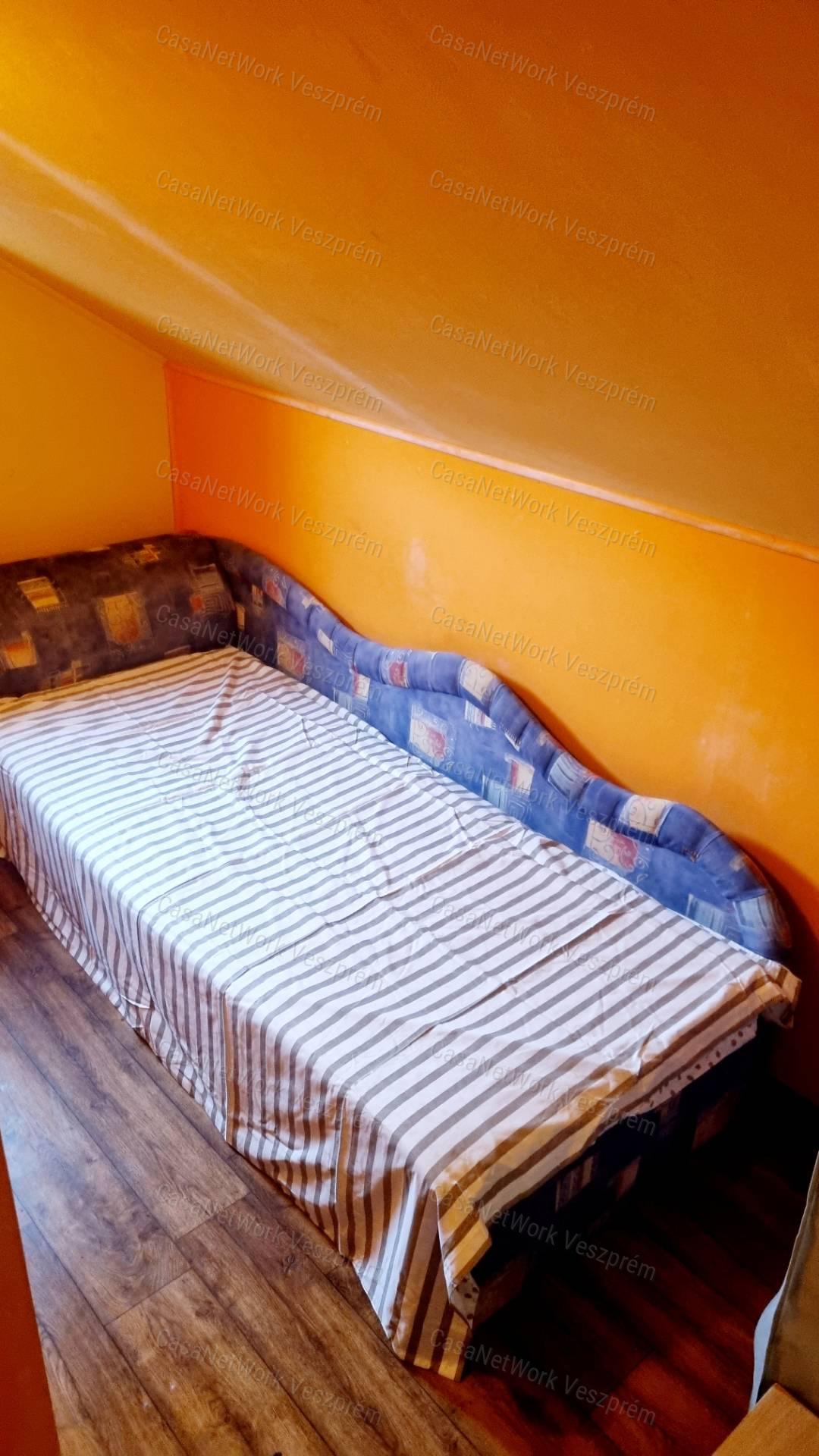 ELADÓ ÜZLETHELYISÉG ALSÓÖRSÖN!