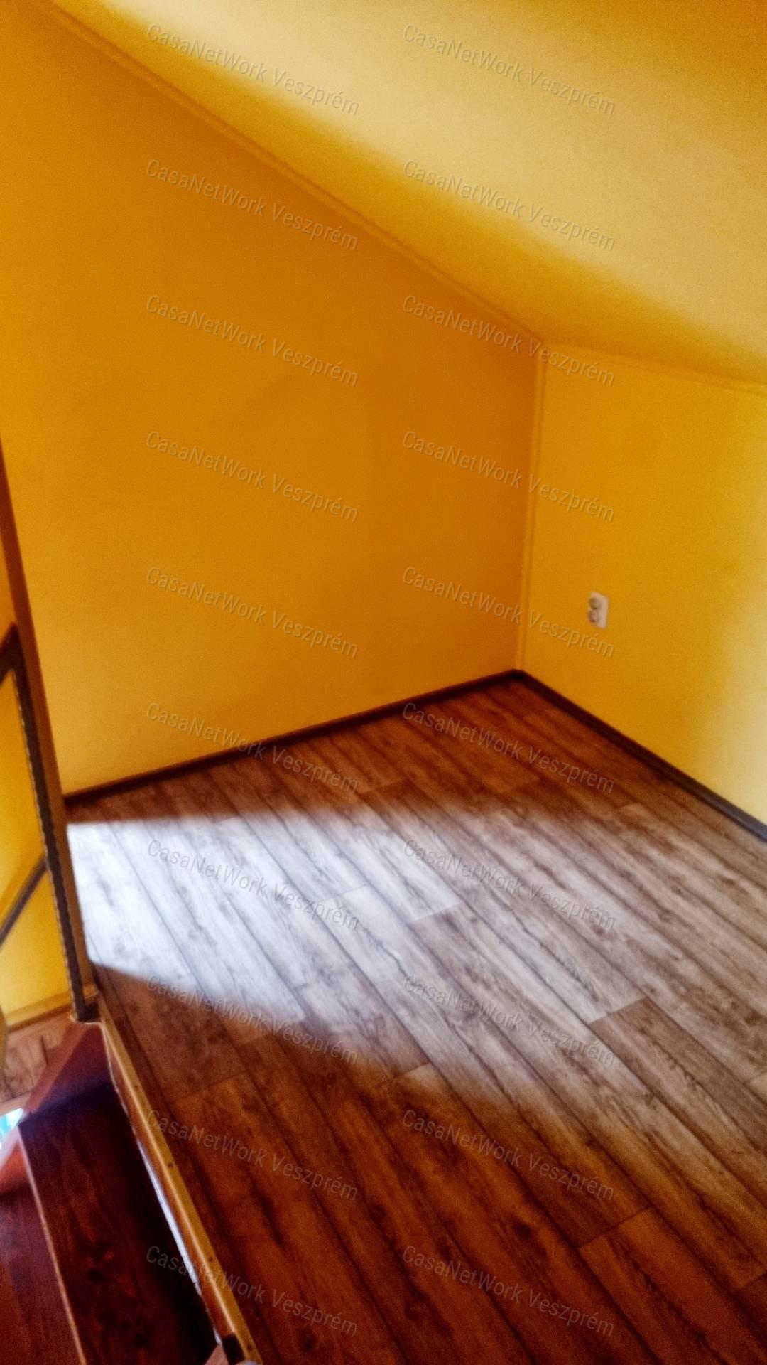 ELADÓ ÜZLETHELYISÉG ALSÓÖRSÖN!