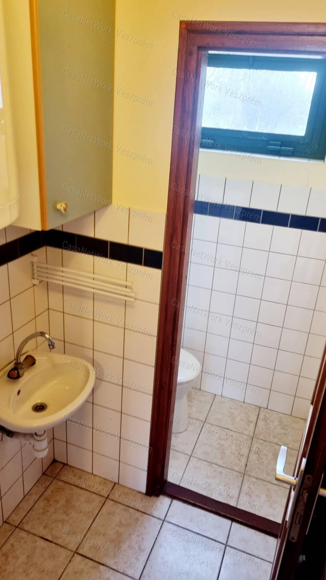 ELADÓ ÜZLETHELYISÉG ALSÓÖRSÖN!